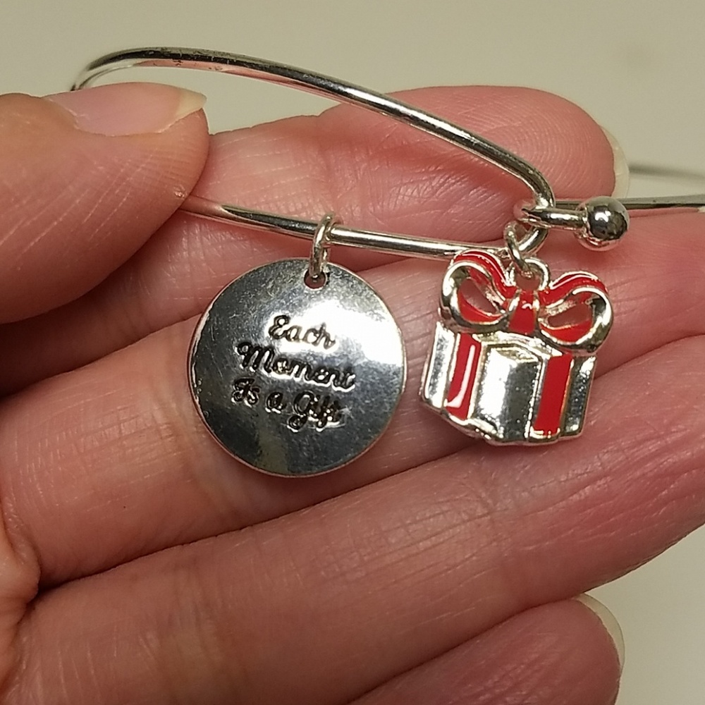 New Gift charm bracelet - Picture 3 of 3